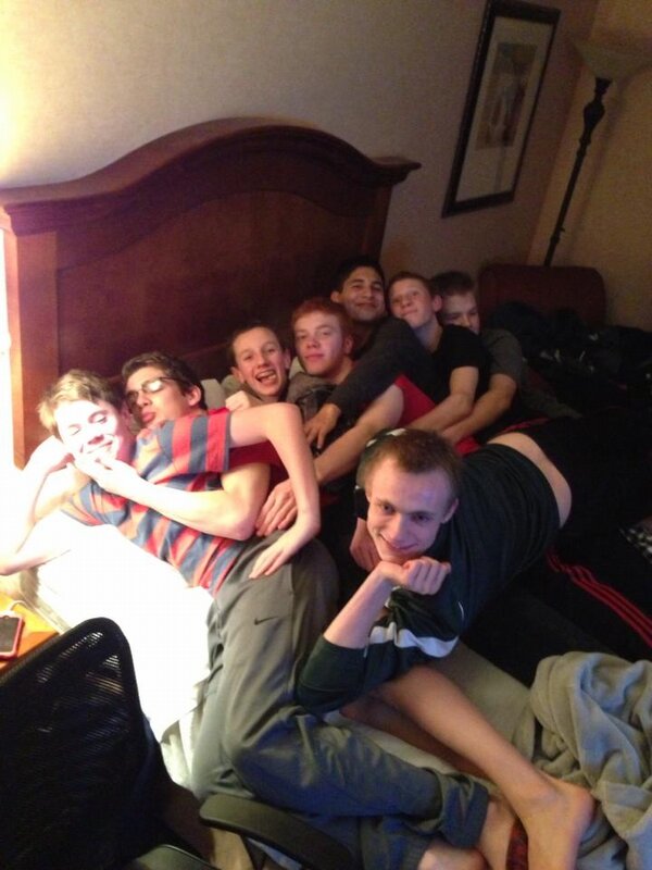 EmbarrassNpics's tweet photo. I wonder what the person taking this picture was thinking. http://t.co/hMteWP9n