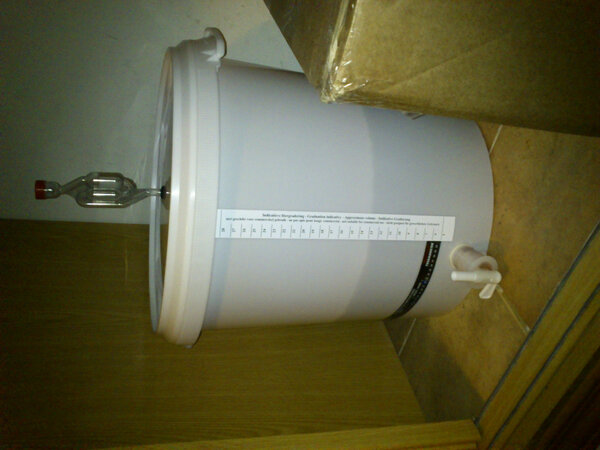 danielmgautier's tweet photo. Y otros 12 litros de cerveza de frambuesa fermentando #cervezacasera http://t.co/hJSfyhlX