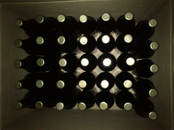 danielmgautier's tweet photo. 35 botellines de medio litro de cerveza Real Ale casera #cervezacasera @Ainhoa_navarro5  @jorgepolo7 http://t.co/XmbWsrs2