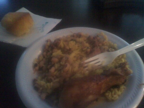 Moonlillie_'s tweet image. Dinner! #blackeyedpeas #barbquechicken #yellowrice #cornbread #applejuice yummy