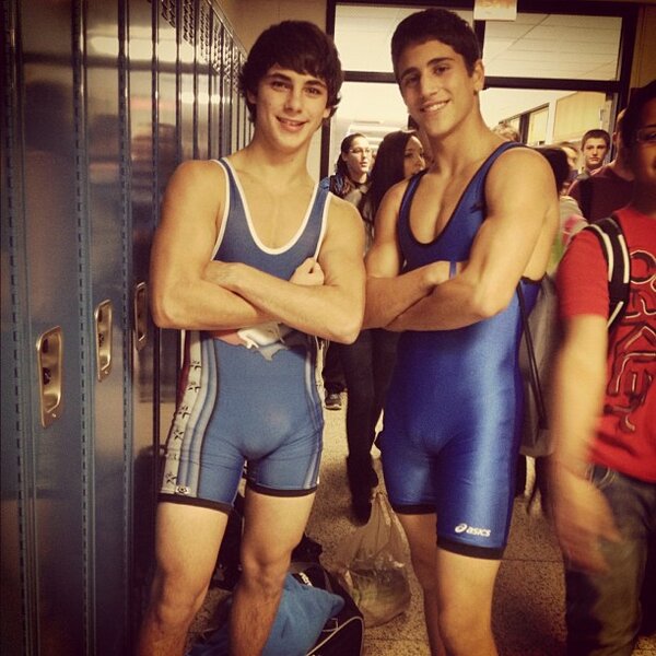 High School hallway #wrestler #bigbulge #Bulge #Bulges #bulgeaddict #HotBul...