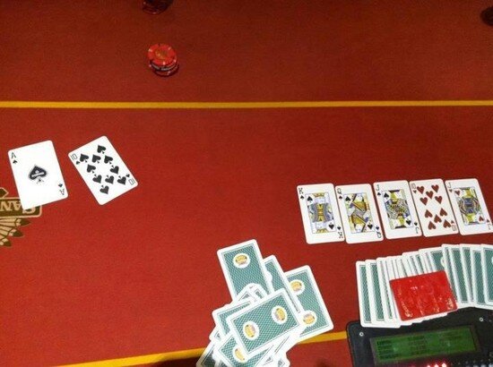dubblr3's tweet photo. “@RJinVegas: Royal Flush flopped in Vegas. $120k JACKPOT! (ht @Norm_Clarke). Odds of flopping royal = 649,740/1 http://t.co/Z8tN9ush”