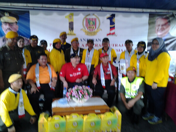 azraf_lara's tweet photo. Terbaik RT @RELA_putrajaya_: Bergambar bersama dgn Dato' Seri @HishammuddinH2O di booth RELA. #JelajahAnakMalaysia  http://t.co/4qcRk9kv