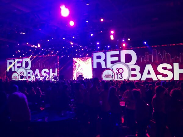 youhome4ever's tweet image. #kwfr lights go down an music up with Doobie Brother