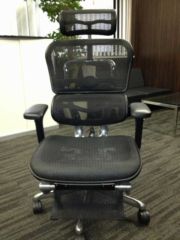 北斗篤 On Twitter 検査の結果 頚椎ヘルニアとの事 座って仕事してても痛かったが 昔から仲良くさせて頂いているオフィスコムの高橋社長から 首に優しい物凄く高額なエルゴヒューマンの椅子をプレゼントして頂きました T T 最高です 有難う御座います Http