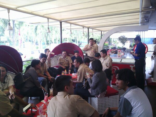 IceCorner_JKT's tweet photo. Terima kasih atas kunjungan bapak &amp; ibu, kami selalu menantikan saran &amp; kritik dari anda... http://t.co/bPYILYjd