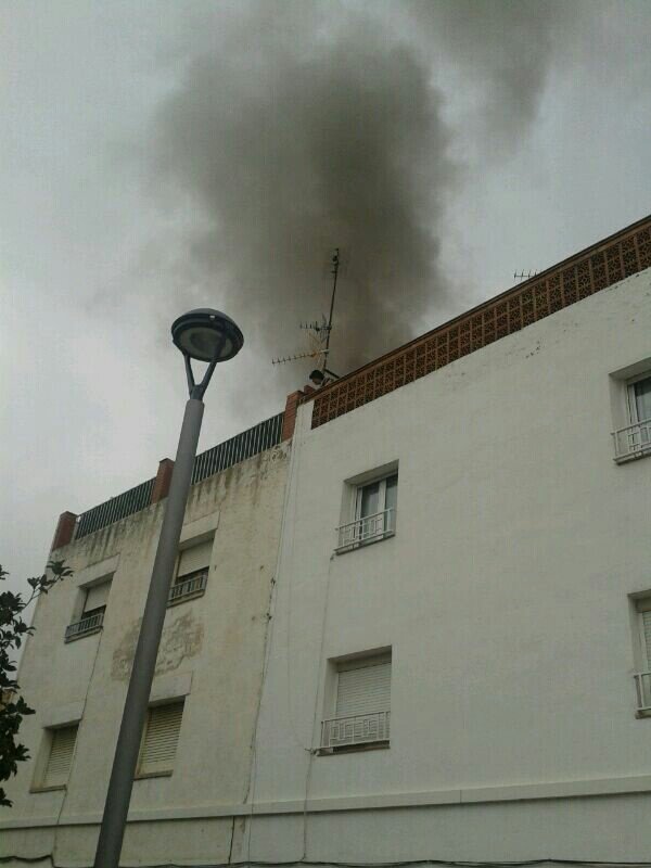 Controlat un incendi a l'interior d'un magatzem #Igualada, barri Fàtima. 3 dotacions de <a href="/bomberscat/">Bombers</a>