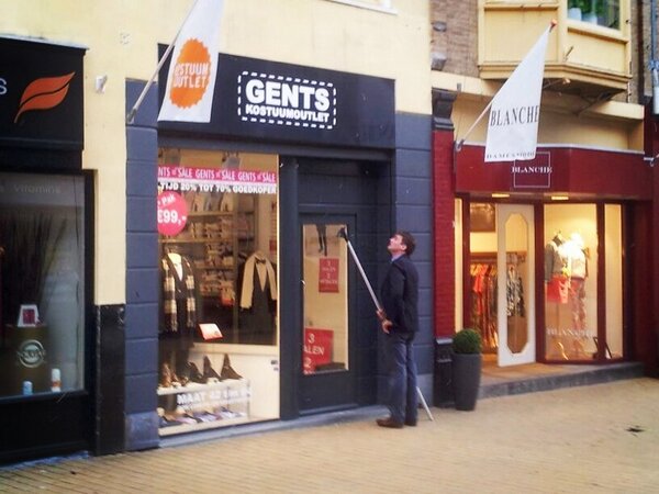 Op de gevel van Gents in de Zwanestraat hebben we een paneel gemonteerd met het logo in glanzend wit acrylaat