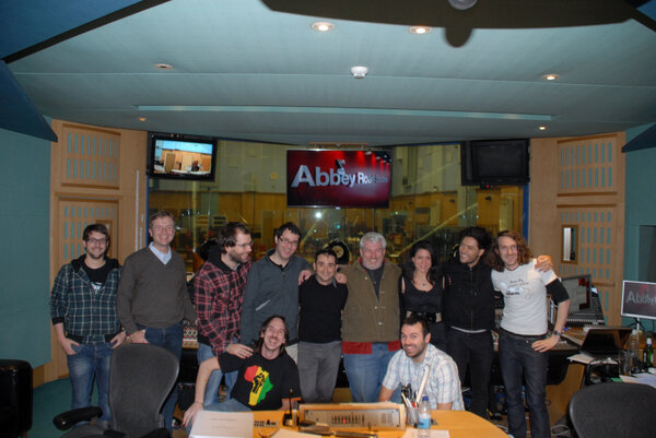 Aqui os dejo una foto de la sesiones en <a href="/AbbeyRoad/">Abbey Road</a> de Lo Imposible.

#aquellascosasquedansentidoaltrabajo