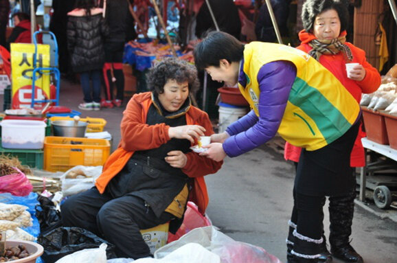 신천지 재래시장 살리기 캠패인  재래시장 물건 사기 홍보에 나섰다.shinmoongo.net/sub_read.html?…