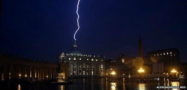 EarthPicz's tweet photo. After Pope Benedict XVI resigned this happened. http://t.co/RY5iKk4lHf