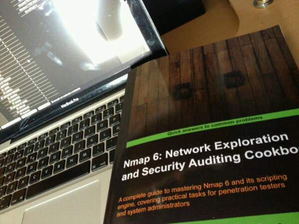 zeux0r's tweet image. Un nuevo libro a mi colección y el primero con dedicatoria CC. @calderpwn  #nmap #insecure #h4x0rs