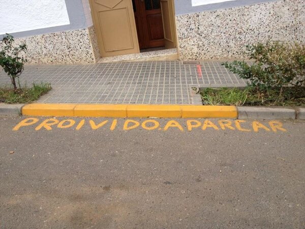 SiDisenQueDisan's tweet photo. #eresmasdepuebloque pintar el bordillo de amarillo paque no aparquen en tu acera. En BARCARROTA http://t.co/0p0DVqed