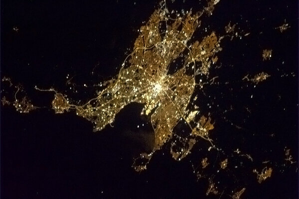 Cmdr_Hadfield's tweet image. Tá Éire fíorálainn! Land of green hills and dark beer. With capital Dublin glowing in the Irish night.