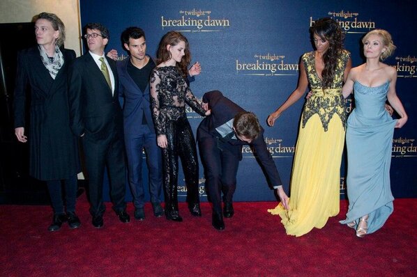 judishekoni's tweet image. "saw pic&amp;amp; wondering if Rob was being a gentleman helping u w/a dress problem?:) http://t.co/RGA4GZHh” or trying to look up my dress??! ;-)