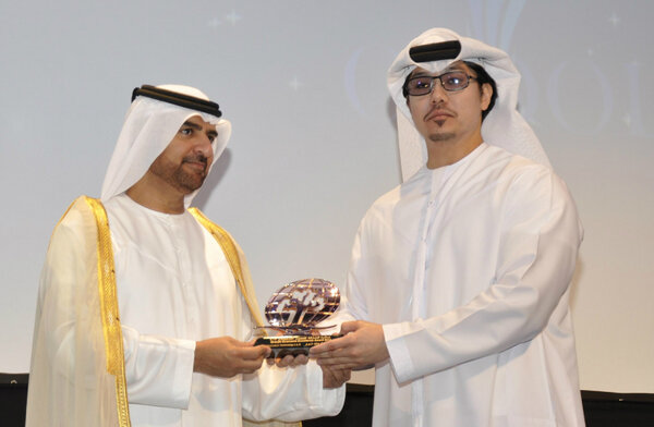 Sharjah_Chamber's tweet photo. نائب حاكم الشارقة خلال تكريم شركة أصول لتقنية المعلومات http://t.co/c0oMTf1k