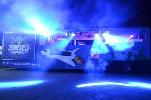 JKProductions1's tweet photo. De carnavalswagen van CV Stop voorzien van oa. L-Acoustics geluid, Pioneer DJ Gear, Martin Mac Beams en Atomics http://t.co/lW7mepIX