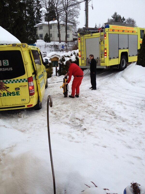 Tthork's tweet photo. Ambulanse måtte få hjelp av brannvesen. http://t.co/oOwXdUcX