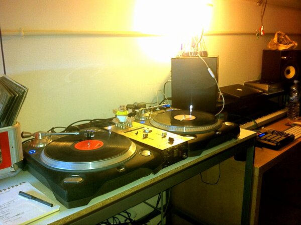 crudisanchez's tweet photo. Vacaciones!... A tomar muestras de vinilos en el laboratorio! http://t.co/LGLrqWxd