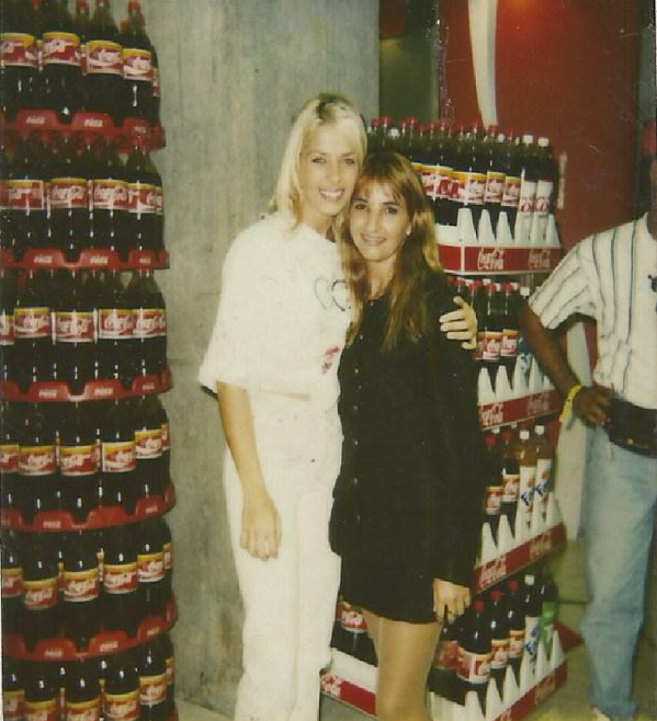 leozittooo's tweet photo. Minha sogra achou essa no fundo do Baú ela e @GalisteuOficial em 1995 um evento em GOIANIA  No centro de convenções http://t.co/j4TQCOZN
