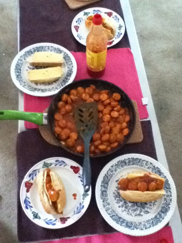 StijnvanAmen's tweet photo. Lekker curryworst eten!!! Met @KnEhO_O, @Joeri_Bon en Nigga-Mini http://t.co/L52jRmZr