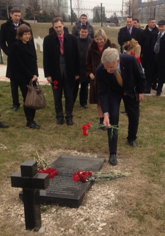 carlbildt's tweet photo. We place a flower at the symbolic tomb of Swedish soldiers that died in Bender 1709-1713. http://t.co/wJz9ah41