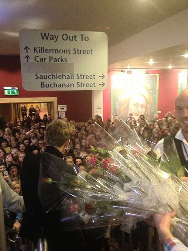 CodySimpson's tweet image. gave out roses to all of my VIP Angels in Glasgow. special thanks to @1800flowers for helping me be a gentleman.
