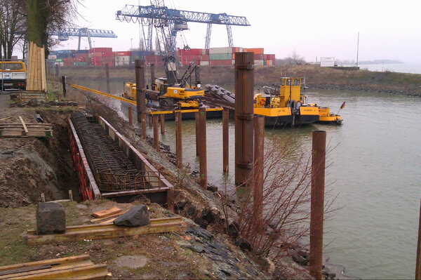 KS-IA heeft in Emmerich de bouw van de nieuwe autosteiger bekeken.
Robuust en goede investering voor de binnenvaart!