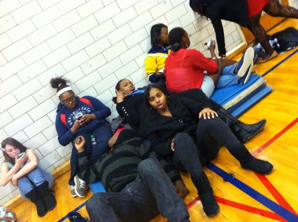 ii_smileee's tweet photo. "@17_doin: What black people do after school lmfo I http://t.co/6LRWK38K6e" @FineSse_QuEenn  😂😂😭
