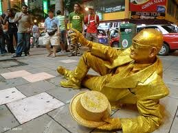 Золото на лице. Доминик купер двойник дьявола. Человек в золоте. Мужчина в золоте. Золотой мужик.