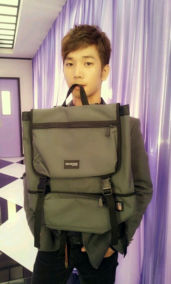 Idol_Vbot's tweet photo. 이번엔 지오군!! 존피터가방 이예요!!색깔 여러가지있는걸로 알고있어요☞☜전 빨간색이거든요☞☜ http://t.co/50XkQ7S4