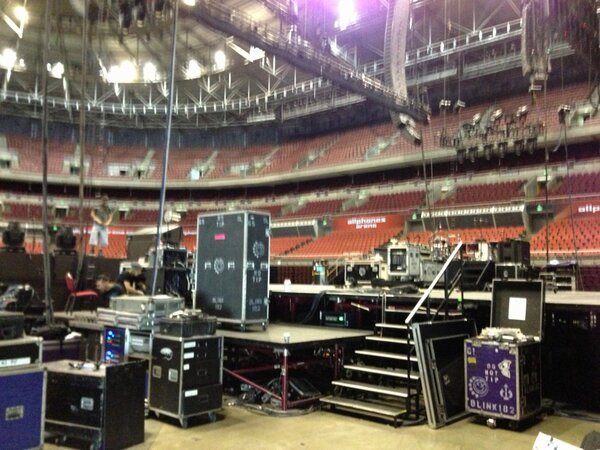 picholson's tweet image. Blink 182 tonight!