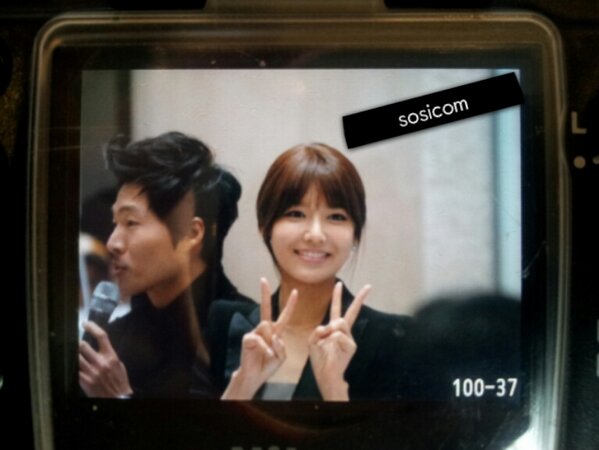 [PIC][20-02-2013]SooYoung xuất hiện tại buổi fansign cho thương hiệu "Double M" vào chiều nay - Page 2 BDiIwq2CMAAAmHB