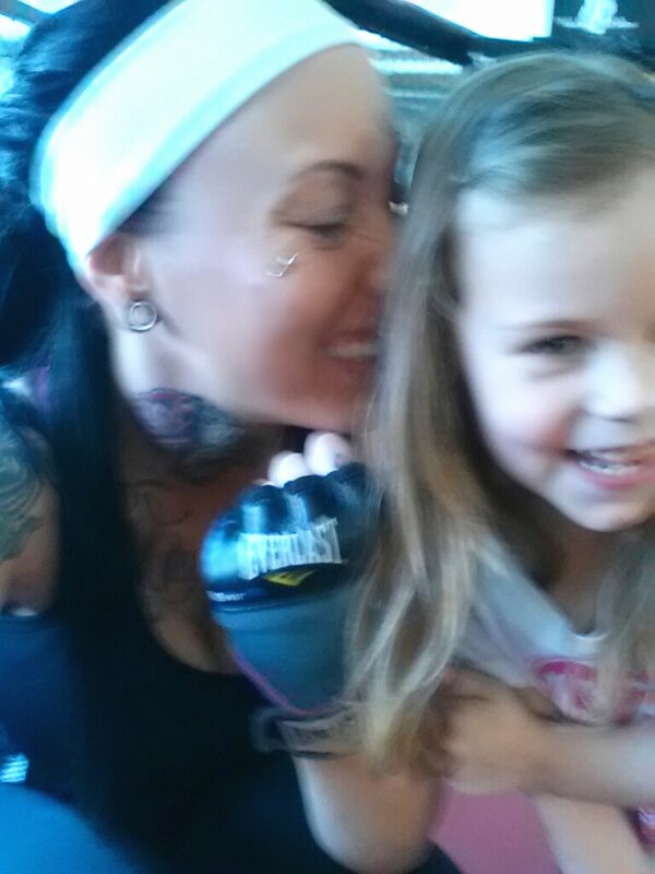 MissBOOMBow's tweet photo. #Boxing #Mommy #Daughter http://t.co/L5lULEew