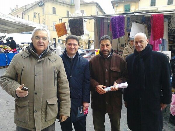 mazzoli2013's tweet photo. Volantinaggio a Tarquinia con il sindaco Mazzola #l'Italiagiusta http://t.co/rNJub6ll