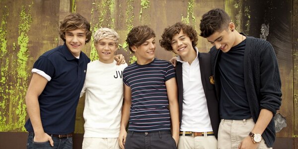 молодые люди стоят вместе. Plusfive санкт-петербург. пятеро молодых. пятеро людей. пятеро молодых.