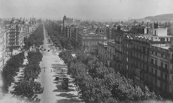 CasaTomasa's tweet photo. RT Bonita foto! @oh_barcelona_es: De vuelta al  pasado: Passeig de Gracia en 1920… ¡Menos tiendas y  más árboles! http://t.co/KXphbdMz