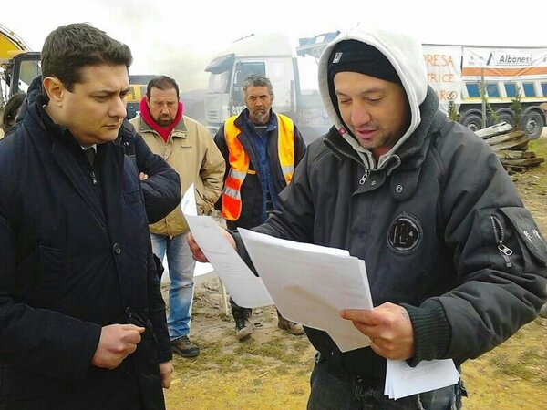 mazzoli2013's tweet photo. A Montalto di Castro con gli imprenditori del fotovoltaico #italiagiusta http://t.co/ecborlkK