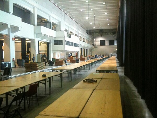 Pöytiä, pöytiä kaikkialla! Sitten päikkärien vuoro! =) #asmparty