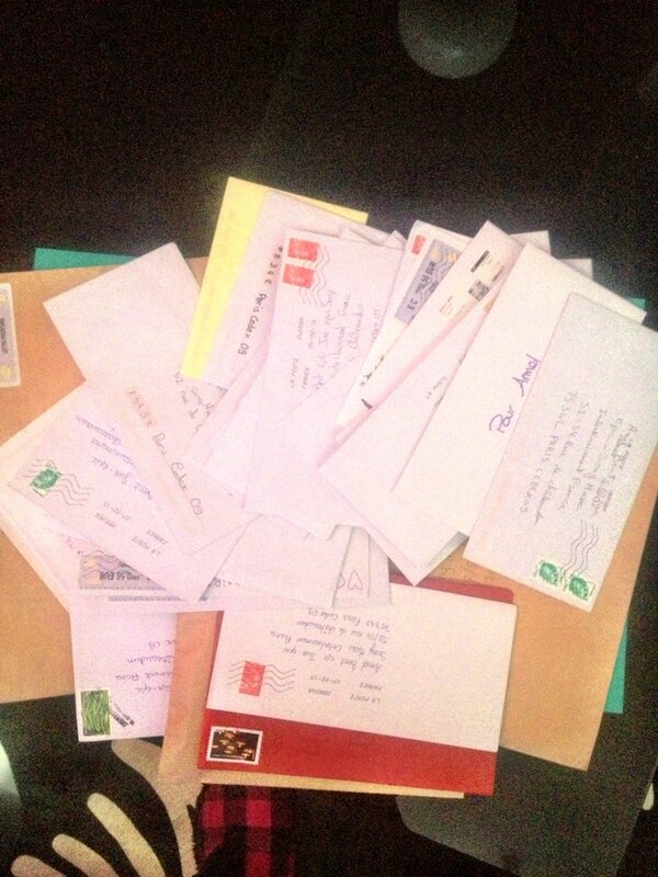 amel_bent's tweet photo. Qui est-ce qui va lire le courrier de sa team???? C'est moi !❤💜💚💛💙 #teamel http://t.co/cYX0VwMT