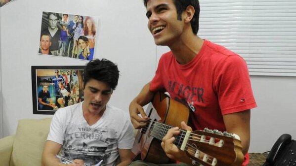 Ahrenspcarolis's tweet photo. Dan e Gui tocam e cantam no meio das gravações  @danielcblanco @guilhermeleicam <3 http://t.co/UDNsI2lW