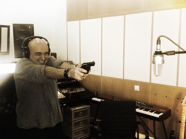 Odio este micro.... Pistola acustica eh!