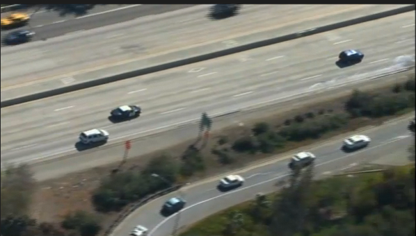 UstreamNews's tweet photo. #BREAKING: High-speed police chase in Van Nuys, California. LIVE NOW: http://t.co/gILdVi6B http://t.co/oY5xpNzA