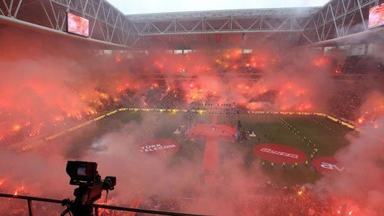 Multi_Deporte's tweet photo. BRUTAL imagen del estadio del Galatasaray antes del partido contra el Schalke: http://t.co/HWpSobw8