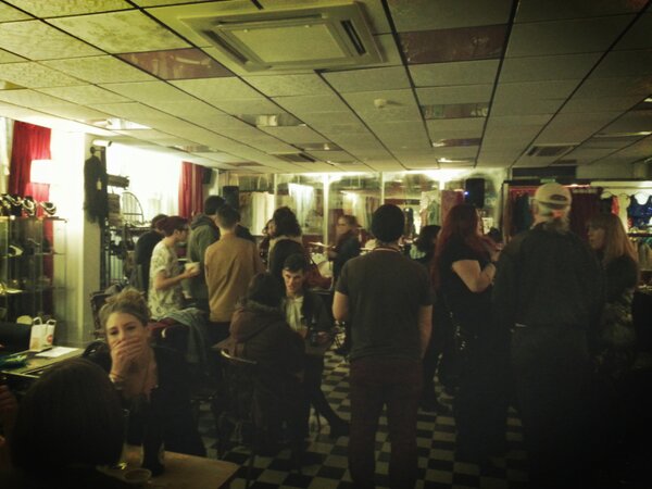 hypeappco's tweet image. @paperdressed new #perfornance in 10 min. People turning up. Hurry. #curtainstreet #shoreditch #music