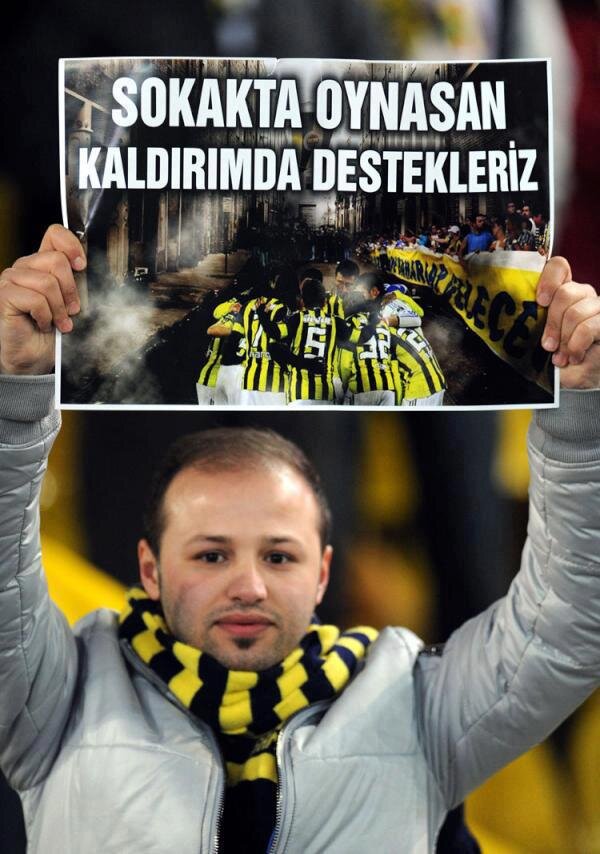 alansefik's tweet photo. sokakta oynasan kaldırımda destekleriz 
KaldırımTribünü FenerbahçeninGünü http://t.co/JxRuN6mRH4