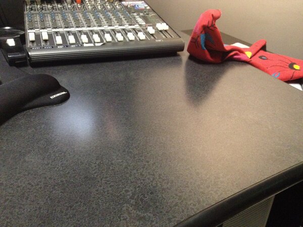 ROCKETDRAG's tweet photo. Got an exclusive photo of the #ps4 sitting on my desk! http://t.co/OhM6Ge85hH