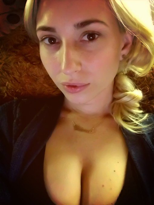 Bed, bears, Lakers. #everythingsgolden except for showers. http://t.co/HFIrfB4Pxl<a href="/tag/everythingsgolden"class="tags">#everythingsgolden</a>