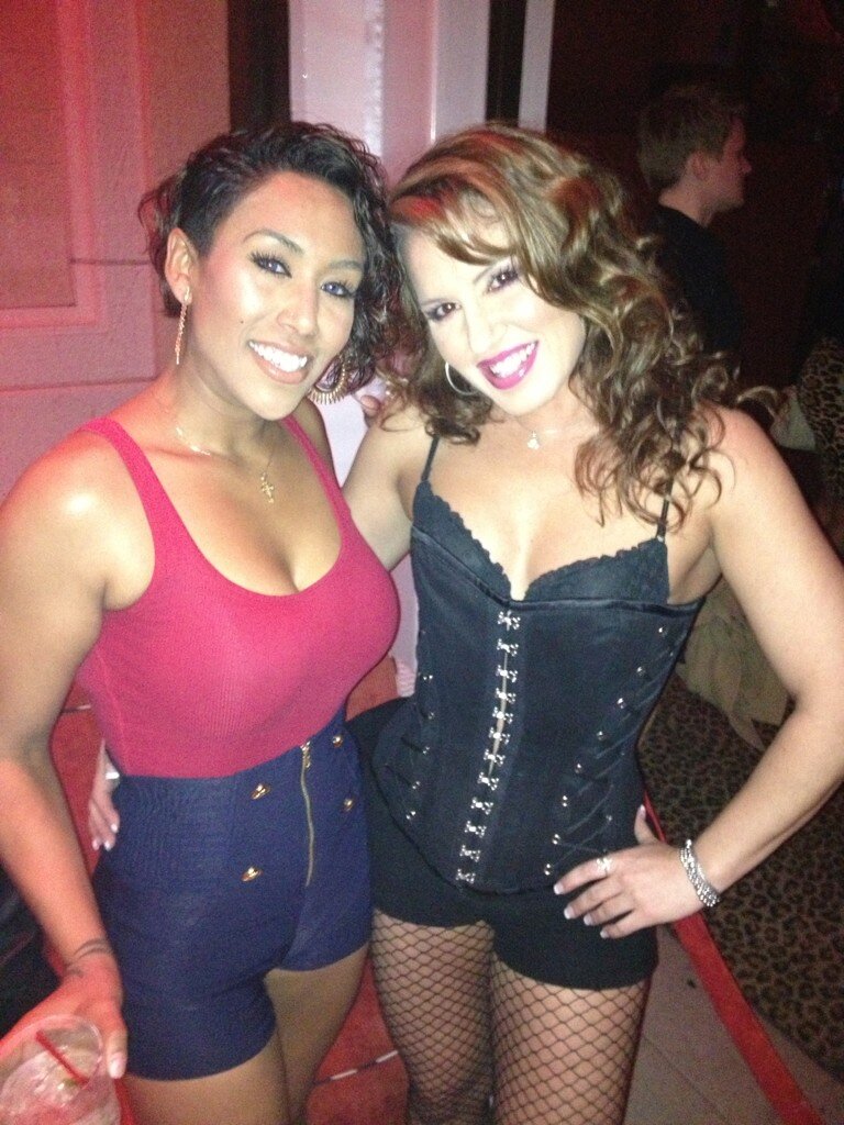 Killin it @SurrenderVegas with @MountainCH3 ...my tai and @CRAZYHORSE3LV crew Great times! http://t.co/h2JHONgASY