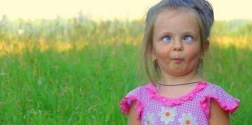 Жила была девочка и вот однажды. Мама давай заведем котенка. Я хорошая девочка. Дети сладкоежки. Маленькая девочка кушает.